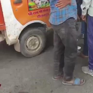 भीलवाड़ा: नारायणी माता सर्किल पर ट्रक की टक्कर से गौवंश की हुई मौत, चालक को पकड़कर पुलिस के हवाले किया गया