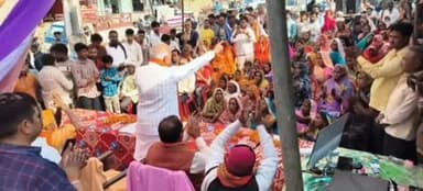 बांसी: बांसी क्षेत्र के नासिरगंज गांव में मन की बात कार्यक्रम का आयोजन, सांसद जगदंबिका पाल ने लोगों को संबोधित किया