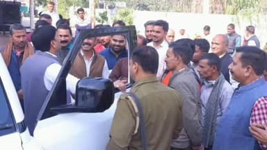 करनैलगंज: कर्नलगंज विधायक अजय सिंह ने जन सेवा केंद्र पर पहुंचकर क्षेत्रवासियों की समस्याओं के समाधान का दिया आश्वासन