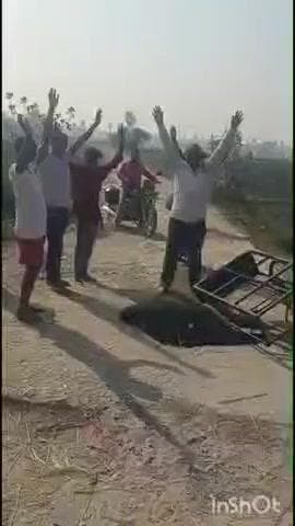 दरियापुर: सड़क के गड्ढों से हादसों का खतरा, वार्ड सदस्य के नेतृत्व में ग्रामीणों का प्रदर्शन