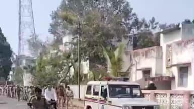 धामणगाव रेल्वे: दत्तापूर येथून निवडणुकीच्या पार्श्वभूमीवर पोलिसांची शक्ती प्रदर्शन; रूट मार्च