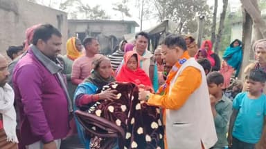 बैरिया: गोपालनगर के अग्नि पीड़ितों को समाजसेवी ने पहुंचाई राहत