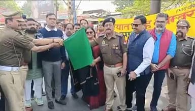 बाराबंकी में यातायात माह का भव्य समापन,
SP अर्पित विजयवर्गीय ने रैली को दिखाई हरी झंडी,
हजारों छात्र-छात्राओं