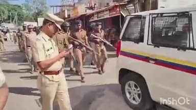 भूम: नगरपरिषद निवडणुकीच्या पार्श्वभूमीवर भूममध्ये पोलीस प्रशासनाच्या वतीने काढण्यात आला रूट मार्च