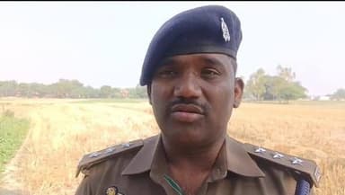 रायबरेली में खेत के मोड पर आपराधिक इतिहास वाले युवक का शव मिला है। शव मिलने से इलाके में सनसनी फैल गई है। घटना की जानका...