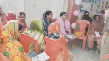 बांसी: राप्तीनगर वार्ड में बांसी कोतवाली पुलिस ने लगाई चौपाल, महिलाओं और बालिकाओं को दी साइबर क्राइम की जानकारी