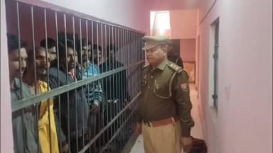 कासगंज: सोरों कोतवाली पुलिस ने 12 वारंटी आरोपियों को गिरफ्तार किया, जिला न्यायालय में किया पेश