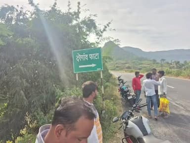 कळवण: दरेगाव (ता कळवण )फाट्याजवळ हंडाई कंपनीची ओरा कारचे
मोटरसायकल धडक एक जण गंभीर नांदूरी पोलिसात गुन्हा