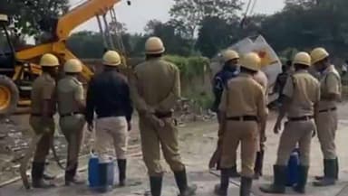 দার্জিলিং-পালবাজার: শিলিগুড়ির ফুলবাড়িতে নিয়ন্ত্রণ হারিয়ে নয়নজুলিতে উল্টে পেট্রোল ট্যাঙ্কার