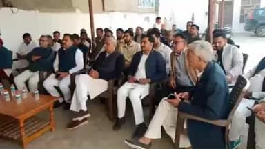 लोहारू: जेपी दलाल ने बहल में कान्हा राम शर्मा के निवास पर कार्यकर्ताओं के साथ पीएम नरेंद्र मोदी की 'मन की बात' सुनी