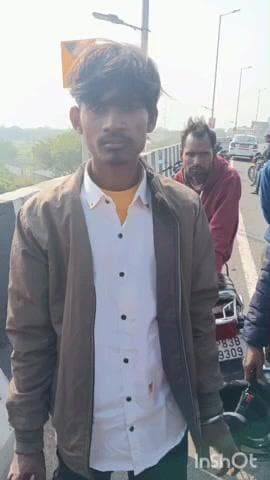 जसराना: जरौली कला कट के पास अज्ञात वाहन की टक्कर से एक बाइक पर सवार चार लोग हुए घायल