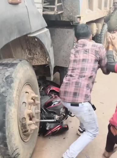 कुरूद: ग्राम सिहाद के पास हाईवा वाहन की ठोकर से बाइक सवार घायल हुआ, हादसा