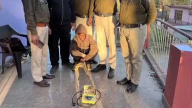 सुंदर नगर: डडोल मेरामसित में 11 चिट्टे और ₹14,760 नकदी के साथ पकड़े गए आरोपी को न्यायालय ने 3 दिन के पुलिस रिमांड पर भेजा