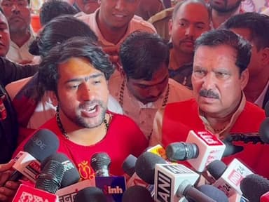 सारंगपुर: उज्जैन में बागेश्वर धाम के पंडित धीरेंद्र शास्त्री से सारंगपुर विधायक मंत्री टेटवाल ने की मुलाकात, किया स्वागत व सम्मान