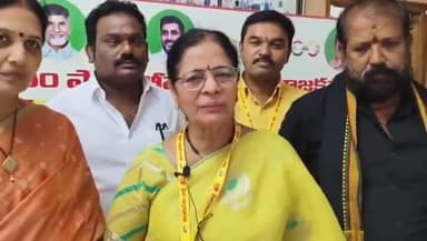 భీమవరం: ప్రమాదంలో మృతి చెందిన టీడీపీ కార్యకర్త కుటుంబానికి రూ.5 లక్షల భీమాసహాయం అందజేసిన పోలీట్ బ్యూరో సభ్యురాలు సీతారామలక్ష్మి