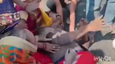 भोगांव: बेवर क्षेत्र में डंपर की टक्कर से बाइक सवार 2 युवक हुए घायल