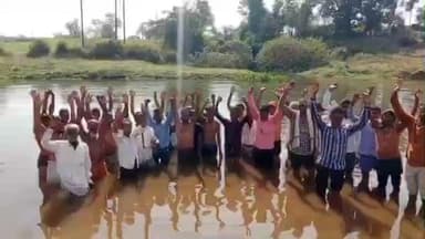 खकनार: पांगरी बांध डूब क्षेत्र में किसानों का अर्ध-जलमग्न सत्याग्रह, न्यायसंगत मुआवज़े की जोरदार मांग