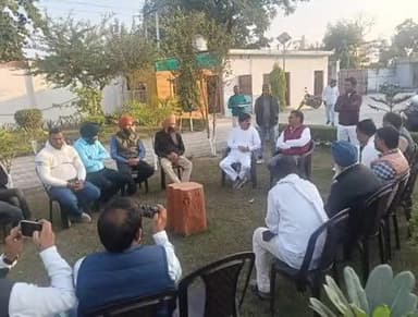 जसपुर: विधायक आदेश चौहान ने ग्राम निवार मंडी स्थित अपने आवास पर कांग्रेसी कार्यकर्ताओं के साथ की बैठक