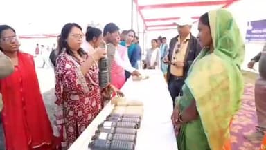 डिंडौरी: जैविक हाट बाजार में जिला पंचायत अध्यक्ष और कलेक्टर ने खरीदी सामग्री