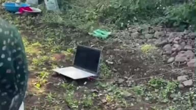 सुवासरा: जिला पंचायत अध्यक्ष ने गुराडिया प्रताप के खेत पर महिलाओं के साथ प्रधानमंत्री मोदी के 'मन की बात' कार्यक्रम को सुना