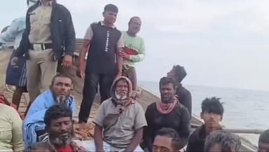 ఎచ్చెర్ల: అనుమానాస్పదంగా తిరుగుతున్న బంగ్లాదేశ్ కు చెందిన8మంది మత్స్యకారులను పట్టుకున్న డి మత్స్యలేశం కు చెందిన గ్రామస్తులు