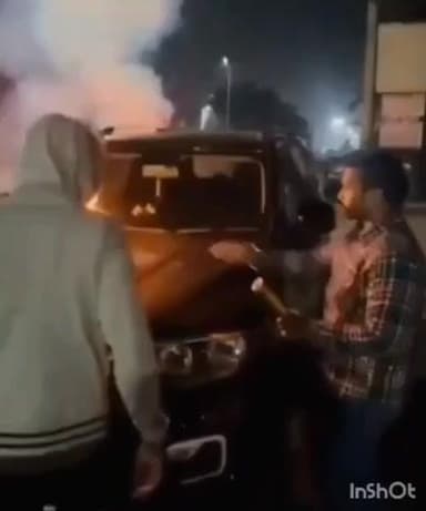 बैकुंठपुर: NH पर बर्थडे सेलिब्रेशन! कोरिया में BMO ने कार के बोनट पर काटा केक, सड़क पर हुई आतिशबाजी, वीडियो वायरल