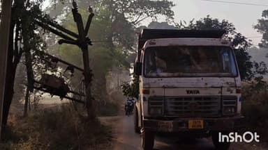 लखनपुर: ग्राम अमगसी में अनियंत्रित हाईवा वाहन ट्रांसफार्मर से टकराया, विद्युत पोल हुआ क्षतिग्रस्त, विभाग ने किया मरम्मत कार्य