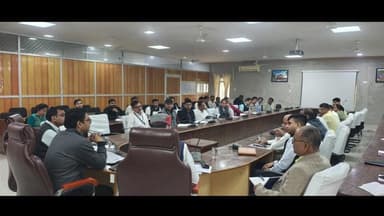 चिखली: चिखली के धन गांव में जिला कलेक्टर की रात्रि चौपाल को लेकर जनगांव प्रशासक ने ग्रामीणों को दी जानकारी