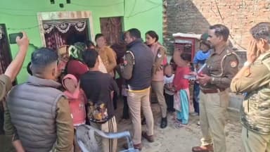 चंदौसी: थाना बनियाठेर क्षेत्र में बाल विवाह की सूचना पर पहुंची थाना पुलिस और NGO जस्ट राइट के प्रभारी गौरी शंकर चौधरी