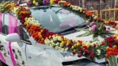 मिल्कीपुर: इनायतनगर बाजार में दूल्हा-दुल्हन की कार को तेज रफ्तार डंपर ने मारी टक्कर, बाल-बाल बचे कार सवार