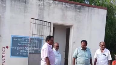 ராசிபுரம்: தொப்பபட்டியில் பயன்பாட்டில் இல்லாத கழிவறை கட்டிடத்தை ஊராட்சி அலுவலர்கள் பராமரிப்பு பணியை மேற்கொண்டனர்