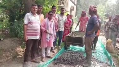 খেজুরি ২: খেজুরী গ্রাম পঞ্চায়েতের কুঞ্জপুরের ২২৭নং বুথে আজ ঢালাই রাস্তা নির্মাণের শ সূচনা করেন গ্রাম পঞ্চায়েত প্রধান কালীপদ মন্ডল