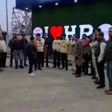 पीलीभीत: तालाब में कार डूबने के दौरान युवक की जान बचाने वाले नाविक और राहगीर को व्यापार मंडल ने किया सम्मानित