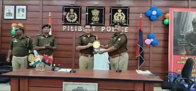 पीलीभीत: पुलिस लाइन में यातायात माह का समापन कार्यक्रम आयोजित, जागरूकता में सहभागिता देने वाले पुलिसकर्मियों को सम्मानित किया गया