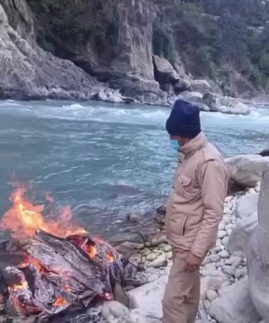 कर्णप्रयाग: चमोली पुलिस ने निभाया मानवता का फर्ज, अज्ञात शव को कर्णप्रयाग तट पर विधि-विधान व हिंदू रीति-रिवाज से किया अंतिम संस्कार