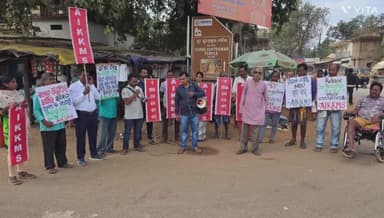 କୋଟପାଡ: ବୈପାରୀଗୁଡା ମୁଖ୍ୟ ଛକରେ ଏ ଆଇ କେ କେ ଏମ ଏସ ର ପ୍ରତିବାଦସଭା, କେନ୍ଦୁଝରରେ ଜମି ଅଧିଗ୍ରହଣ ବିରୋଧୀ ମଞ୍ଚ ନେତାଙ୍କୁ ପୋଲିସ ଗିରଫକୁ ବିରୋଧ