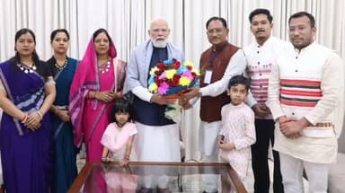 रायपुर: प्रधानमंत्री मोदी से मुख्यमंत्री साय और उनके परिवार ने की मुलाकात