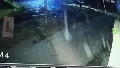 स्वार: लोहर्रा इनायत गंज गाँव में इंतजार अली के घर के गेट पर लगे कैमरे पर पेट्रोल डालने का वीडियो आया सामने