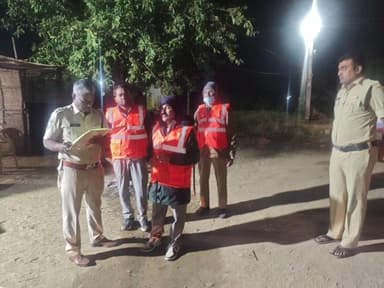 తంగళ్లపల్లి: జిల్లెల్ల చెక్ పోస్ట్ ను ఆకస్మికంగా తనిఖీ చేసిన సిరిసిల్ల డిఎస్పి నాగేంద్ర చారి