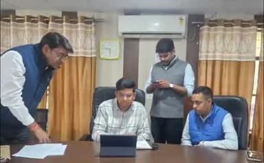 शोहरतगढ़: जिलाधिकारी सिद्धार्थनगर शिवशरणप्पा जीएन ने शोहरतगढ़ में मतदाता पंजीकरण केन्द्र का किया निरीक्षण