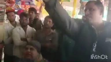 गनाेड़ा: सुंदनी बस स्टेशन पर पुलिस और अधिकारियों की मौजूदगी में खाद का वितरण किया गया