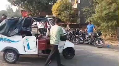 इटावा: इकदिल के छोटी फुफई के पास हाईवे पर सवारियों से भरे ऑटो को तेज रफ्तार डंपर ने मारी टक्कर, ऑटो पलटने से पांच लोग घायल