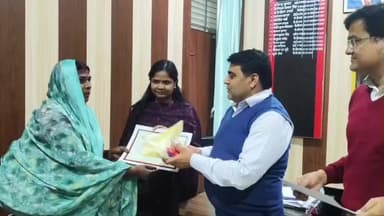 बीकापुर: गोसाईगंज विधानसभा क्षेत्र की दो बीएलओ को SAM प्रशासन ने प्रशस्ति पत्र देकर किया सम्मानित, SDM सहित अधिकारी रहे उपस्थित