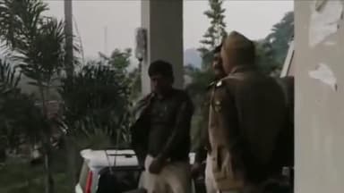 गायघाट: कांटा मलाही गांव में छापेमारी के दौरान महिलाओं का बवाल, शराब का बोरा छीनकर फरार