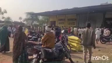 घाटोल: टिंबागामड़ी में हंगामे के बाद कृषि अधिकारी की मौजूदगी में उचित मूल्य पर हुआ खाद वितरण