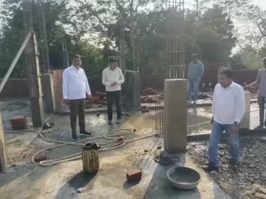 दलौदा: ग्राम कूचडोद में जनपद पंचायत अध्यक्ष द्वारा निर्माणाधीन पंचायत भवन का अवलोकन