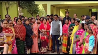 बाघमारा/कतरास: चिटाहि स्थित आवासीय कार्यालय में बाघमारा विधायक के आवास पर लगा जनता दरबार