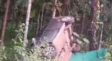 ಶಿರಸಿ: ಅಮ್ಮಿನಳ್ಳಿ ಸಮೀಪದ ಚಂಡಮುರಕನ ಹಳ್ಳದ ಹತ್ತಿರ ಚಾಲಕನ ನಿಯಂತ್ರಣ ತಪ್ಪಿ ರಸ್ತೆ ಬದಿಯಲ್ಲಿದ್ದ ತೋಟಕ್ಕೆ ನುಗ್ಗಿದ ಕಾರು