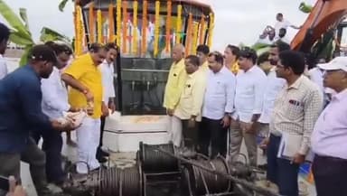 నరసాపురం: పీఎం లంక వద్ద రూ.12.50 కోట్లతో చేపట్టే నల్లి క్రీక్ తవ్వకపు పనులను ప్రారంభించిన మంత్రి రామానాయుడు