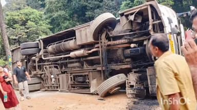 ಹೊನ್ನಾವರ: ಸುಳೆ ಮುರ್ಕಿ ಕ್ರಾಸ್ ಬಳಿ ಮೈಸೂರನಿಂದ ಪ್ರವಾಸ ಕ್ಕೆ ಬಂದಿದ್ದ ವಿದ್ಯಾರ್ಥಿಗಳಿದ್ದ ಬಸ್ ಪಲ್ಟಿ,ಓರ್ವ ಸಾವು